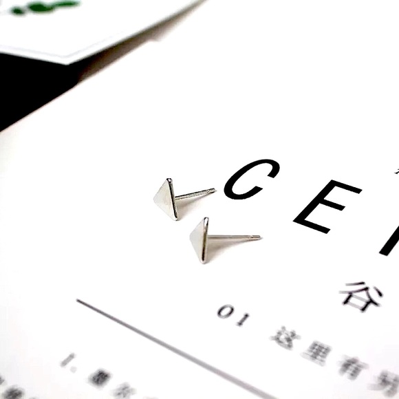 ⚜️[𝟯/$𝟭𝟴]⚜️Silver Triangle Simple Earrings NEW - Picture 5 of 9